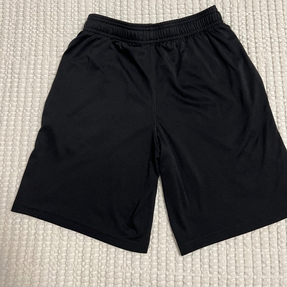 Boys Under Armour basketball shots ( used) Youth Medium - Picture 3 of 6